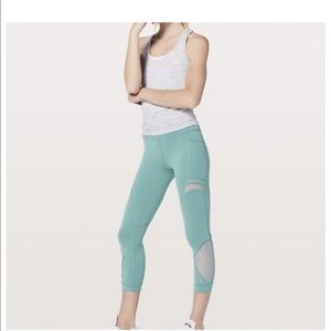 Lululemon size 6 capris, pockets and mesh